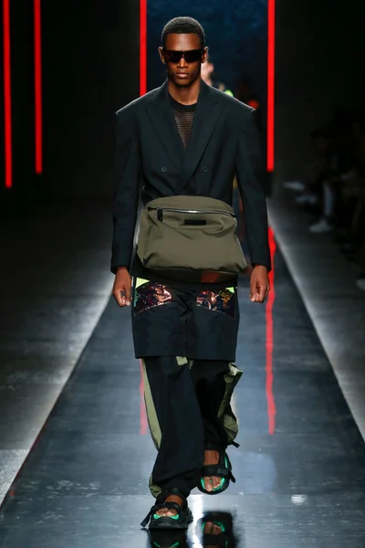 Look 16